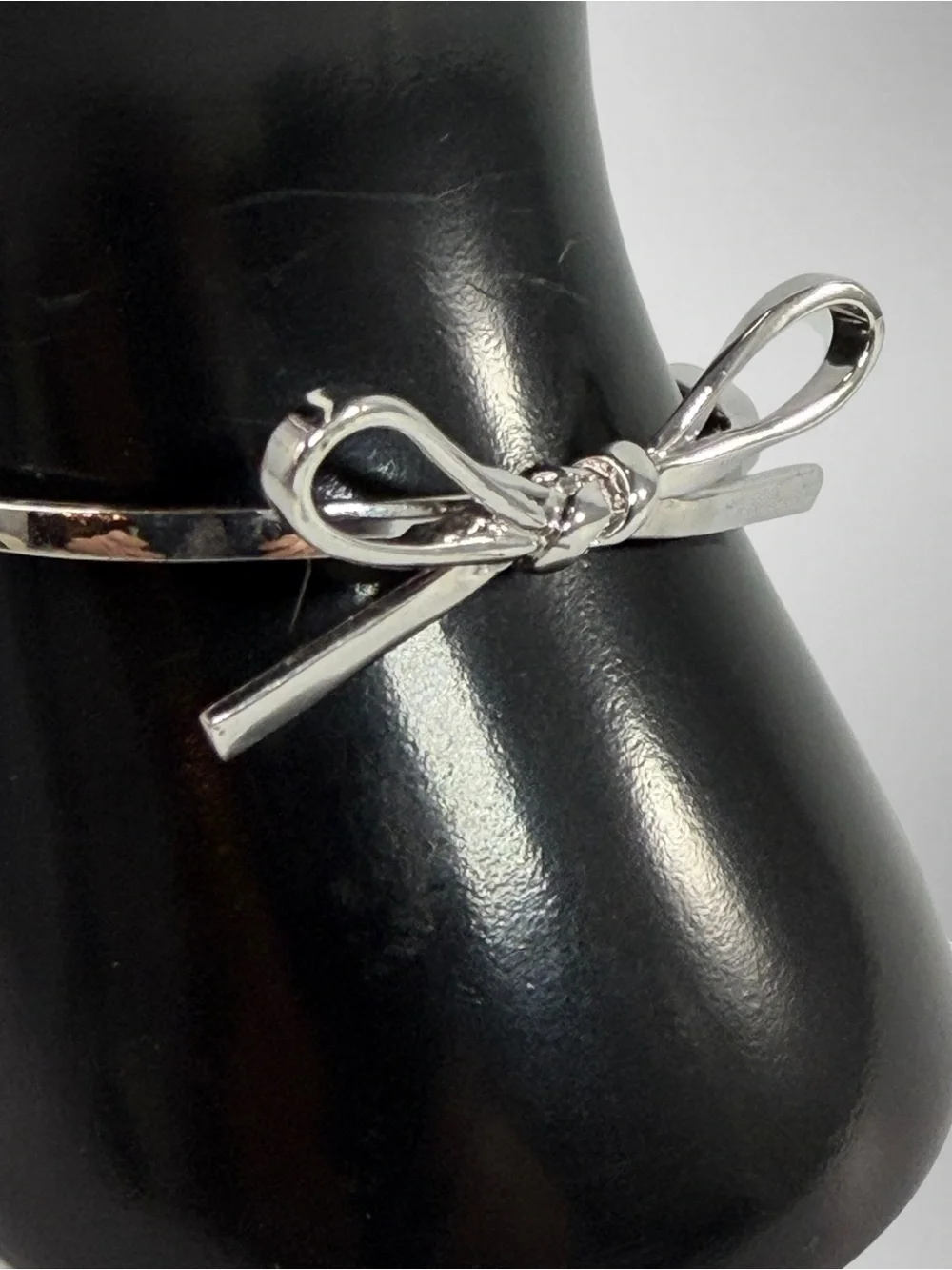 Kate Spade New York Love Notes Silver Tone Large Bow Hinge Bracelet Size 6.5
